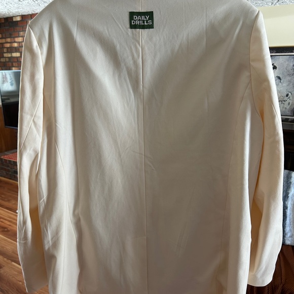 NWT Daily Drills Oversized Cream Blazer M/L - Picture 2 of 2